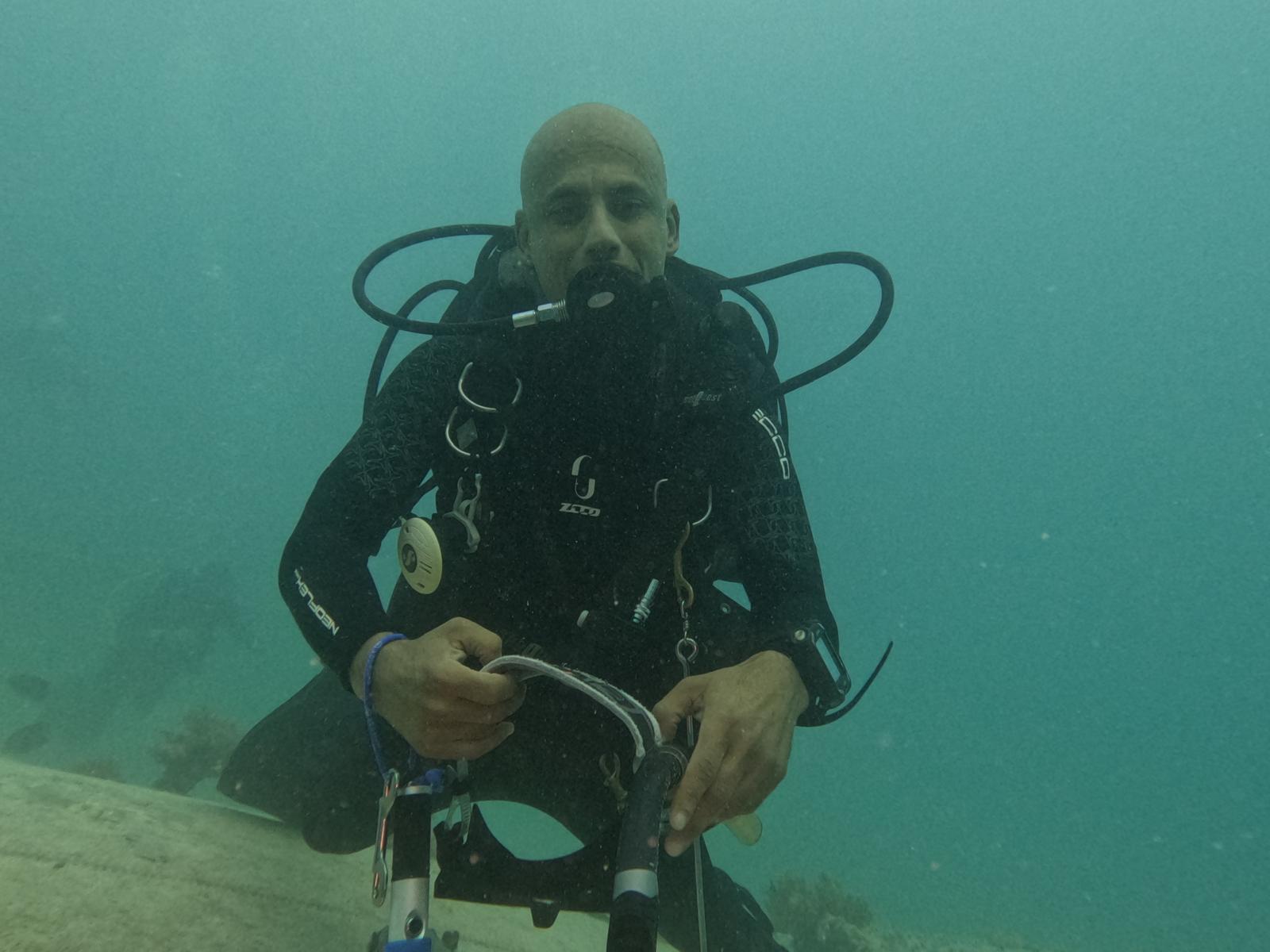Ahmed beim Tauchen unter Wasser