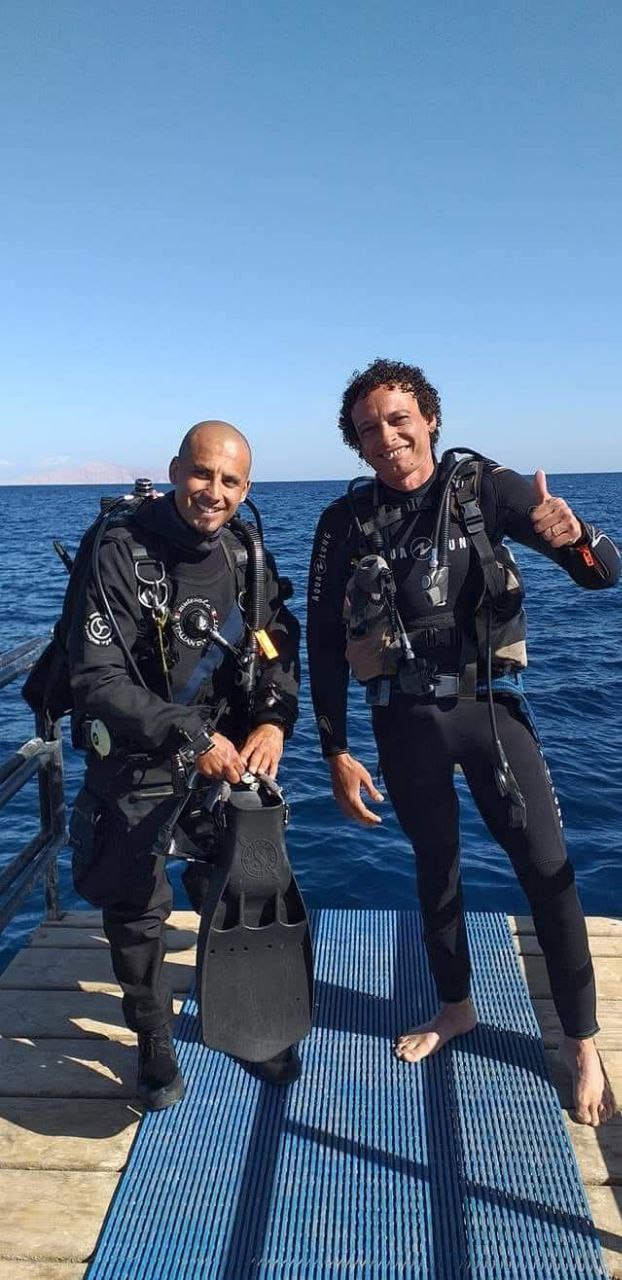 Ahmed und Tauchpartner nach dem Tauchgang