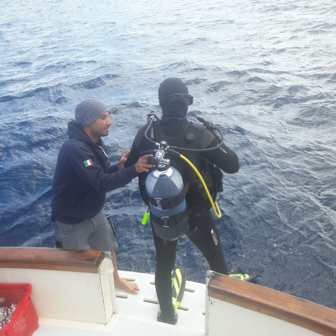 Ahmed hilft Taucher beim Einstieg